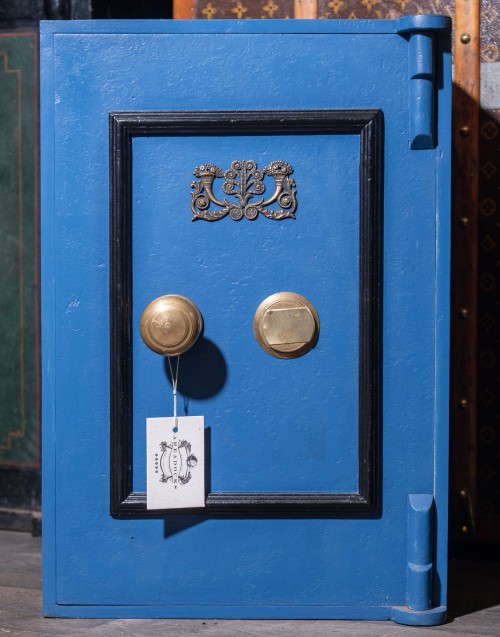 BLUE VINTAGE SAFE